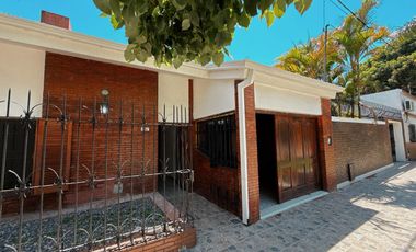 Gran Casa en Castelli 900, Cuenta con; 5 Dorm, 4 Baños, Lavadero, Patio, Quincho.