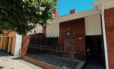 Gran Casa en Castelli 900, Cuenta con; 5 Dorm, 4 Baños, Lavadero, Patio, Quincho.