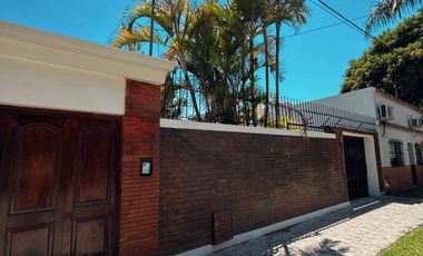 Gran Casa en Castelli 900, Cuenta con; 5 Dorm, 4 Baños, Lavadero, Patio, Quincho.