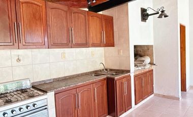 Gran Casa en Castelli 900, Cuenta con; 5 Dorm, 4 Baños, Lavadero, Patio, Quincho.