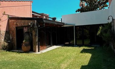 Gran Casa en Castelli 900, Cuenta con; 5 Dorm, 4 Baños, Lavadero, Patio, Quincho.