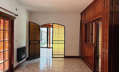 Gran Casa en Castelli 900, Cuenta con; 5 Dorm, 4 Baños, Lavadero, Patio, Quincho.