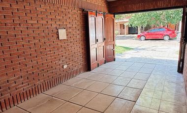 Gran Casa en Castelli 900, Cuenta con; 5 Dorm, 4 Baños, Lavadero, Patio, Quincho.