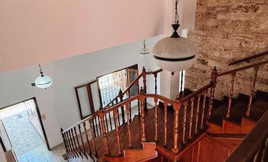 Gran Casa en Castelli 900, Cuenta con; 5 Dorm, 4 Baños, Lavadero, Patio, Quincho.