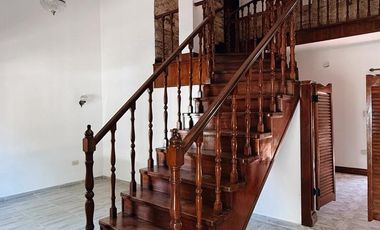 Gran Casa en Castelli 900, Cuenta con; 5 Dorm, 4 Baños, Lavadero, Patio, Quincho.