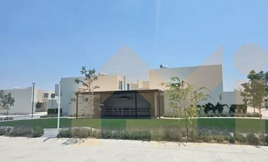 CASA NUEVA AL SUR EN RESIDENCIAL  