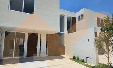 CASA NUEVA AL SUR EN RESIDENCIAL  