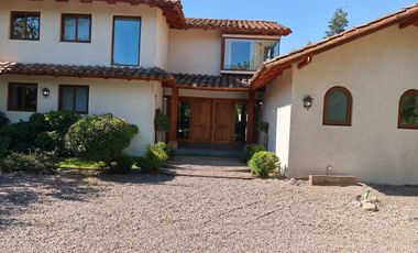 CASA EN CONDOMINIO LAS PIRCAS DE CHICUREO, COLINA (AV. SANTA FILOMENA), 369/1.562 M2, 5D, 4B, SERVICIOS, TERRAZAS, HERMOSO JARDIN, EXCELENTE PISCINA