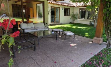 CASA EN CONDOMINIO LAS PIRCAS DE CHICUREO, COLINA (AV. SANTA FILOMENA), 369/1.562 M2, 5D, 4B, SERVICIOS, TERRAZAS, HERMOSO JARDIN, EXCELENTE PISCINA