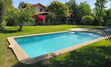 CASA EN CONDOMINIO LAS PIRCAS DE CHICUREO, COLINA (AV. SANTA FILOMENA), 369/1.562 M2, 5D, 4B, SERVICIOS, TERRAZAS, HERMOSO JARDIN, EXCELENTE PISCINA