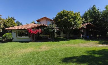 CASA EN CONDOMINIO LAS PIRCAS DE CHICUREO, COLINA (AV. SANTA FILOMENA), 369/1.562 M2, 5D, 4B, SERVICIOS, TERRAZAS, HERMOSO JARDIN, EXCELENTE PISCINA