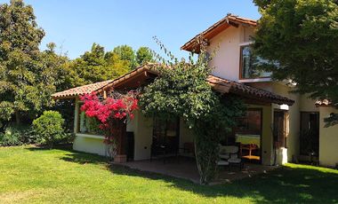 CASA EN CONDOMINIO LAS PIRCAS DE CHICUREO, COLINA (AV. SANTA FILOMENA), 369/1.562 M2, 5D, 4B, SERVICIOS, TERRAZAS, HERMOSO JARDIN, EXCELENTE PISCINA