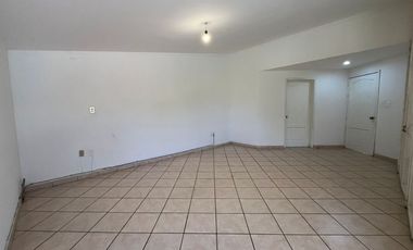RENTA Casa con 4 habitaciones , una en planta baja FRENTE A FORO 4
