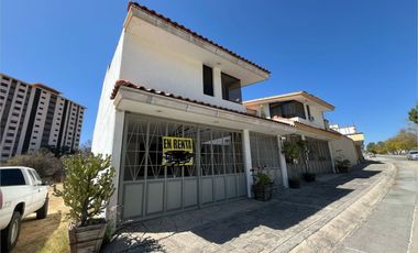RENTA Casa con 4 habitaciones , una en planta baja FRENTE A FORO 4