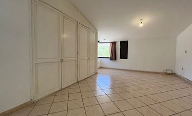RENTA Casa con 4 habitaciones , una en planta baja FRENTE A FORO 4