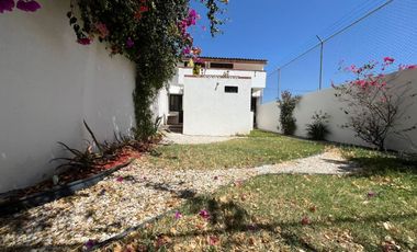 RENTA Casa con 4 habitaciones , una en planta baja FRENTE A FORO 4