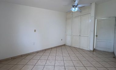 RENTA Casa con 4 habitaciones , una en planta baja FRENTE A FORO 4