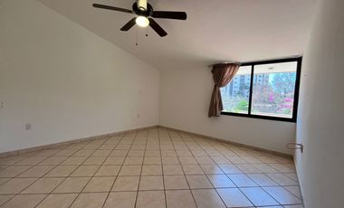 RENTA Casa con 4 habitaciones , una en planta baja FRENTE A FORO 4