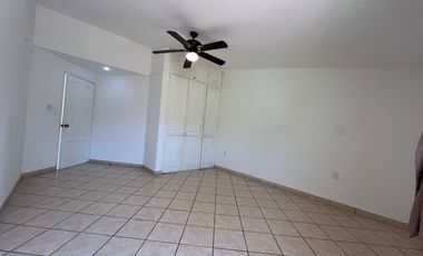RENTA Casa con 4 habitaciones , una en planta baja FRENTE A FORO 4