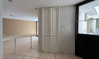 RENTA Casa con 4 habitaciones , una en planta baja FRENTE A FORO 4