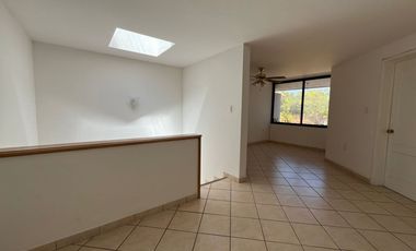 RENTA Casa con 4 habitaciones , una en planta baja FRENTE A FORO 4
