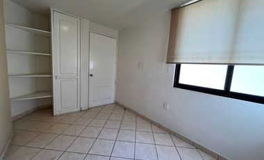 RENTA Casa con 4 habitaciones , una en planta baja FRENTE A FORO 4