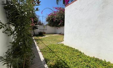 RENTA Casa con 4 habitaciones , una en planta baja FRENTE A FORO 4