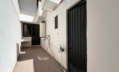 RENTA Casa con 4 habitaciones , una en planta baja FRENTE A FORO 4