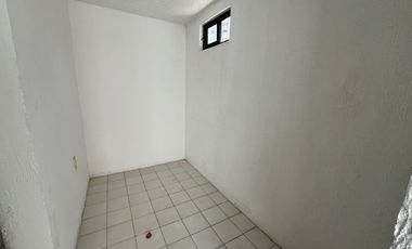 RENTA Casa con 4 habitaciones , una en planta baja FRENTE A FORO 4
