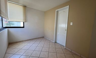 RENTA Casa con 4 habitaciones , una en planta baja FRENTE A FORO 4