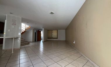 RENTA Casa con 4 habitaciones , una en planta baja FRENTE A FORO 4