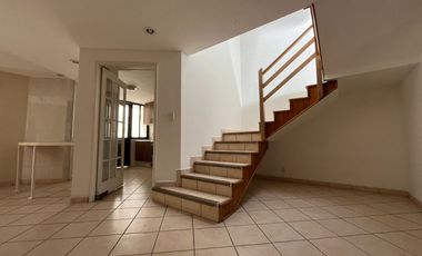 RENTA Casa con 4 habitaciones , una en planta baja FRENTE A FORO 4
