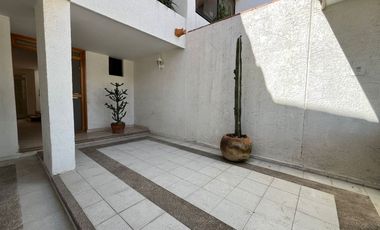 RENTA Casa con 4 habitaciones , una en planta baja FRENTE A FORO 4