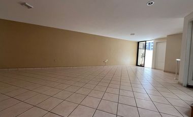 RENTA Casa con 4 habitaciones , una en planta baja FRENTE A FORO 4
