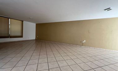 RENTA Casa con 4 habitaciones , una en planta baja FRENTE A FORO 4