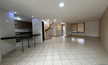 RENTA Casa con 4 habitaciones , una en planta baja FRENTE A FORO 4