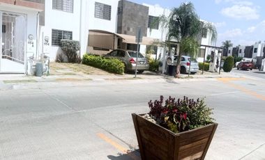 RENTA DE CASA AMUEBLADA EN HACIENDA VIÑEDOS 3 RECAMARAS CADA UNA CON BAÑO