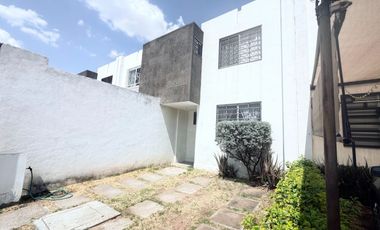 RENTA DE CASA AMUEBLADA EN HACIENDA VIÑEDOS 3 RECAMARAS CADA UNA CON BAÑO