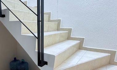 RENTA DE CASA AMUEBLADA EN HACIENDA VIÑEDOS 3 RECAMARAS CADA UNA CON BAÑO