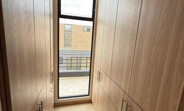 Casa Moderna a Estrenar de 3 Pisos | Luz Natural y Diseño Contemporáneo