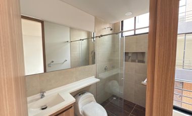 Casa Moderna a Estrenar de 3 Pisos | Luz Natural y Diseño Contemporáneo