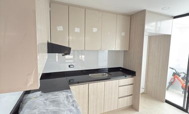 Casa Moderna a Estrenar de 3 Pisos | Luz Natural y Diseño Contemporáneo