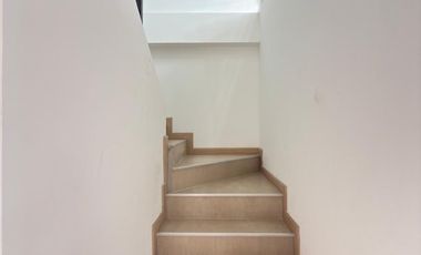 Casa Moderna a Estrenar de 3 Pisos | Luz Natural y Diseño Contemporáneo