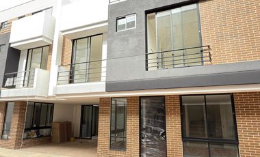 Casa Moderna a Estrenar de 3 Pisos | Luz Natural y Diseño Contemporáneo