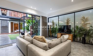 ELEGANT LIVING STEPS FROM BATU BOLONG BEACH