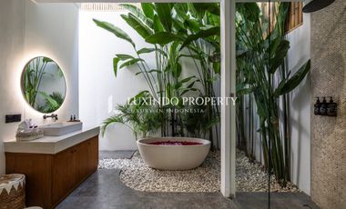 ELEGANT LIVING STEPS FROM BATU BOLONG BEACH