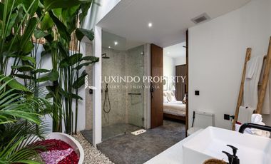 ELEGANT LIVING STEPS FROM BATU BOLONG BEACH