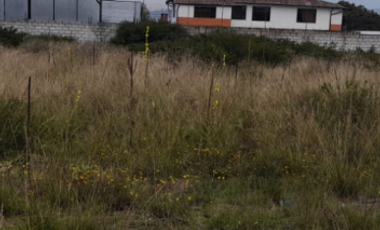 Venta de casa de 421 m2 de construcción con un terreno de 636 m2 en Calderon