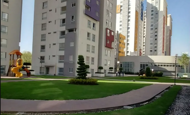 Renta departamento con excelente ubicación en 