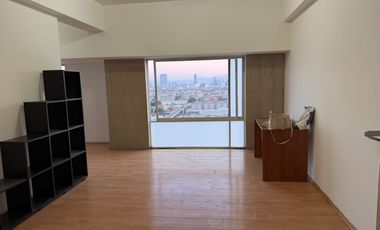 Renta departamento con excelente ubicación en 